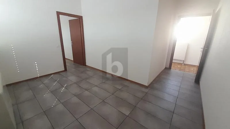 SPACIEUX, MODERNE ET IDÉALEMENT SITUÉ – Foto 4 von 6