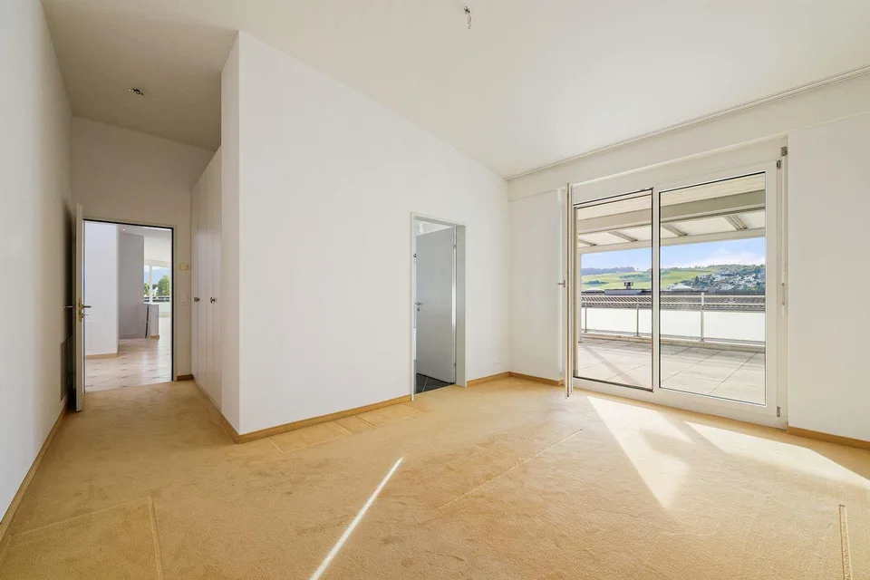 Weitblick trifft Grosszügigkeit - Exklusive 6.5 Zimmer Attika – Foto 6 von 8