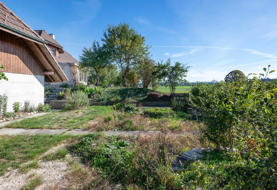 Ampia casa residenziale con un grande spazio circostante in una posizione idilliaca – foto 4 di 19