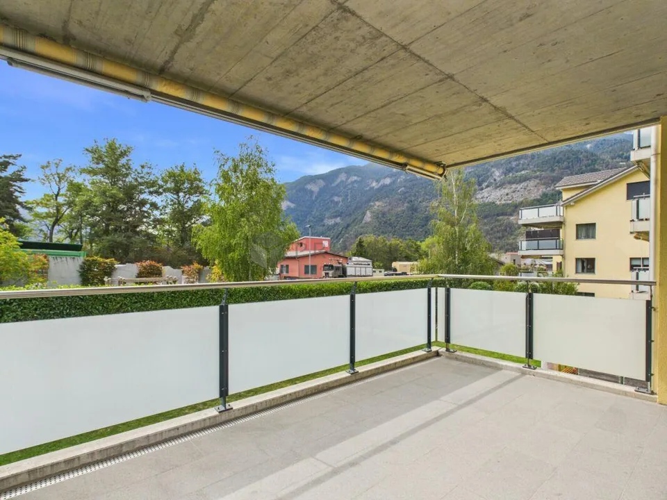 Appartamento di 4,5 locali ristrutturato di alta qualità con terrazza sud soleggiata a Trimmis – foto 18 di 19