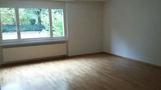 Grosszügige 2.5 Zimmer Wohnung mit Gartensitzplatz – Foto 3 von 8