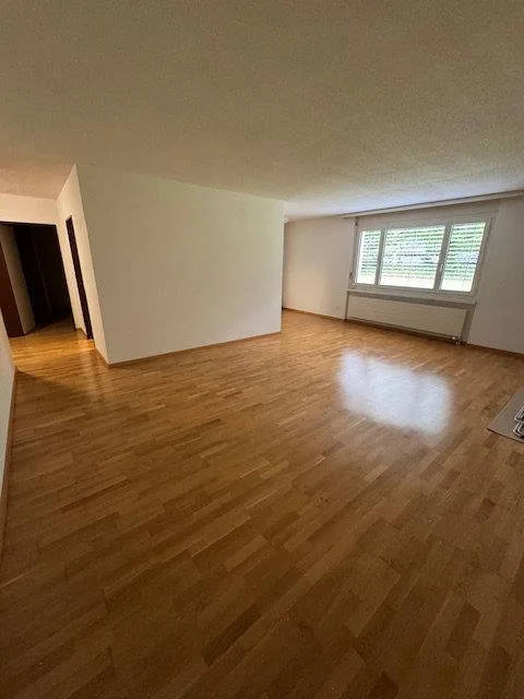 Grosszügige 2.5 Zimmer Wohnung mit Gartensitzplatz – Foto 2 von 8