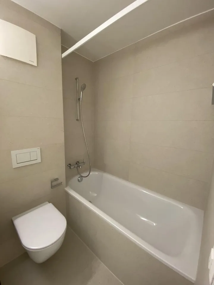Moderne 2.5-Zimmer-Wohnung mit Balkon – Foto 7 von 8