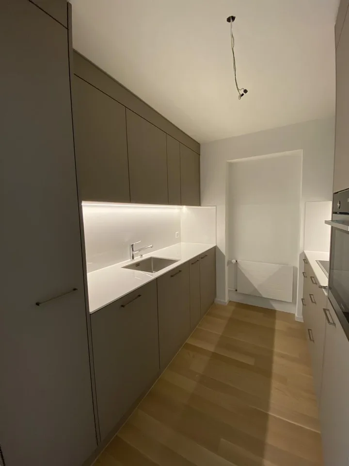 Moderne 2.5-Zimmer-Wohnung mit Balkon – Foto 2 von 8