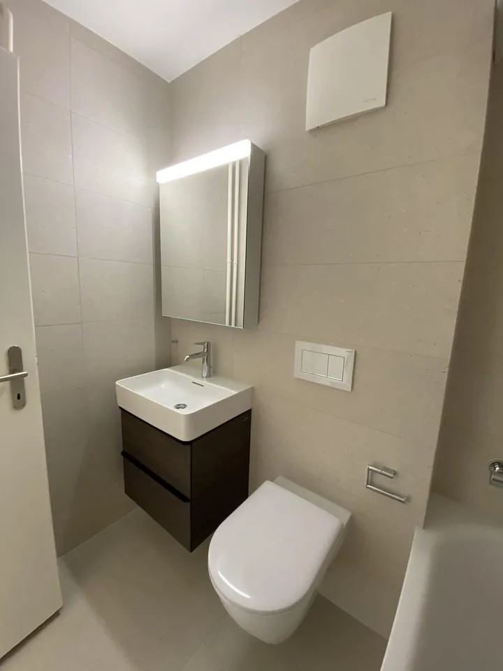 Moderne 2.5-Zimmer-Wohnung mit Balkon – Foto 6 von 8