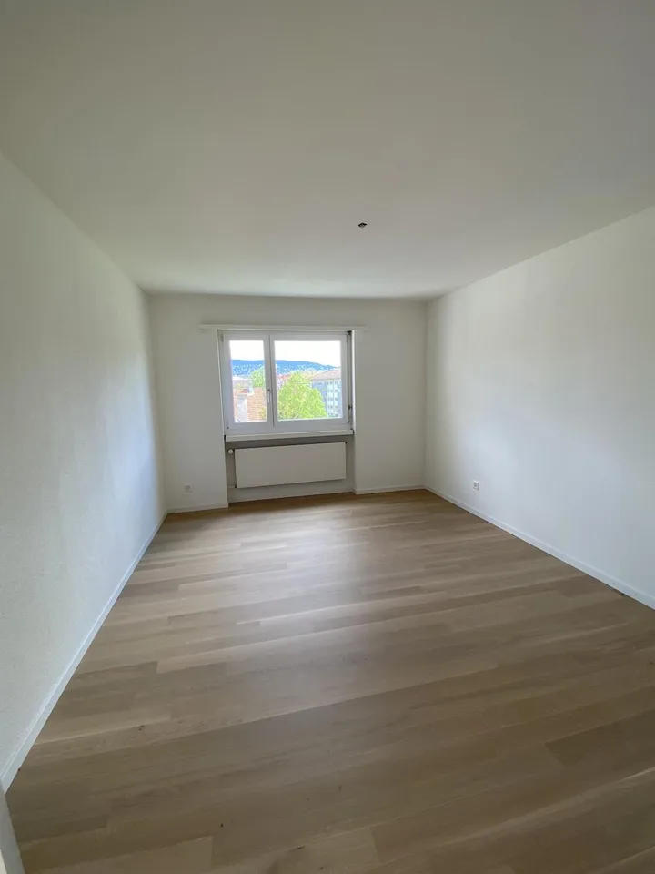 Moderne 2.5-Zimmer-Wohnung mit Balkon – Foto 5 von 8
