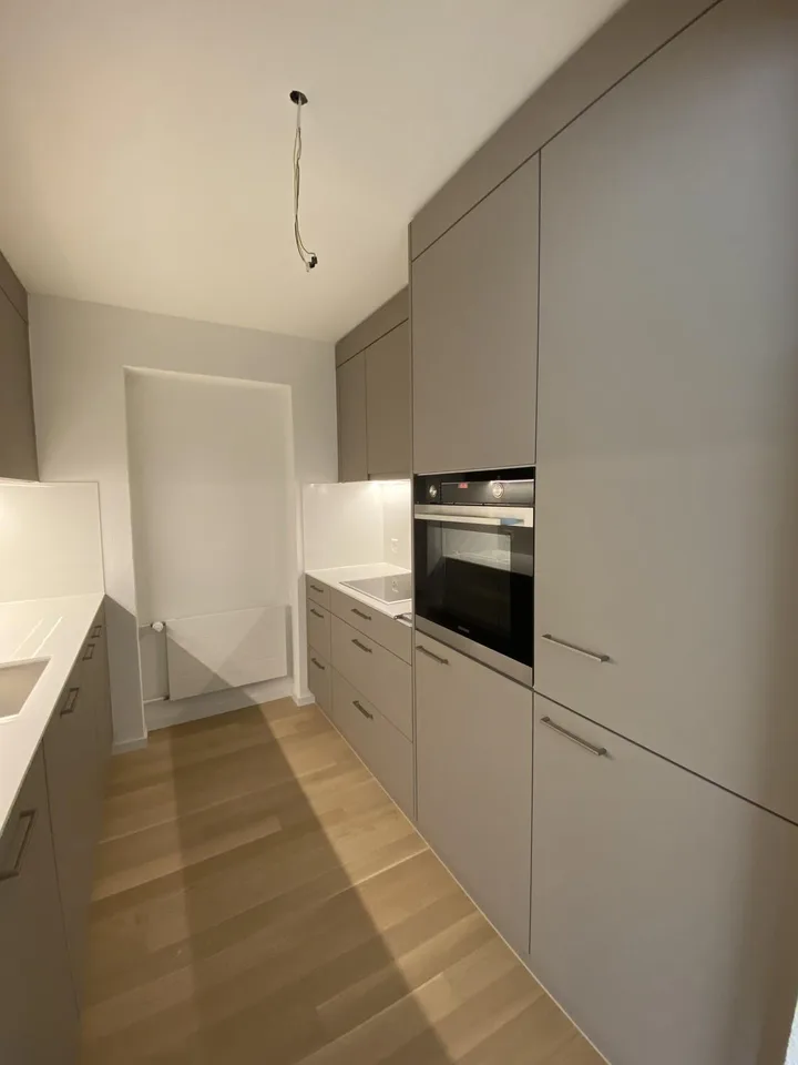 Moderne 2.5-Zimmer-Wohnung mit Balkon – Foto 3 von 8