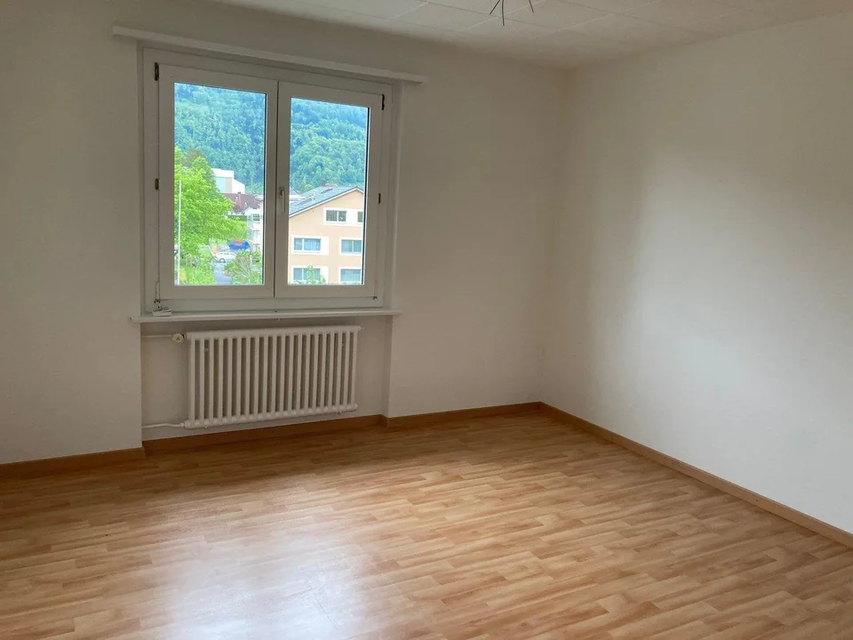 Renovierte, preiswerte 4-Zimmerwohnung an zentraler Lage – photo 3 sur 11