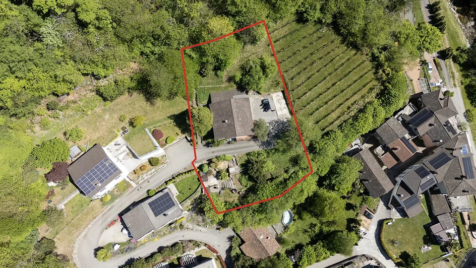 Terreno edificabile con casa in posizione collinare – Foto 2 von 7