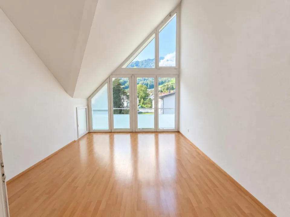 Wohnen auf zwei Ebenen - gepflegte 6.5-Zimmer-Maisonette-Dachwohnung mit Galerie – Foto 3 von 10