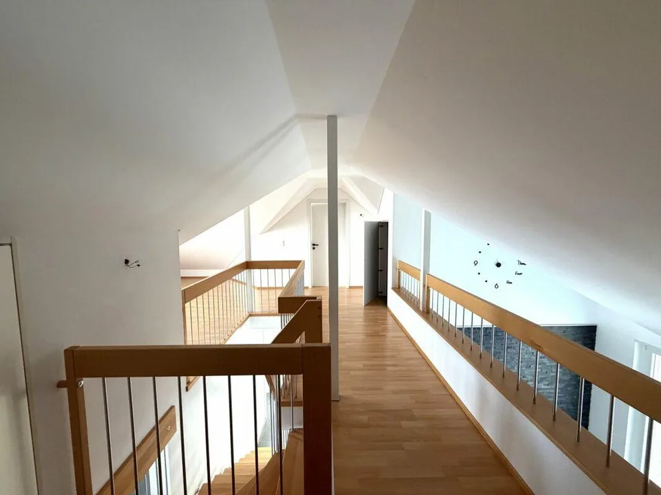 Wohnen auf zwei Ebenen - gepflegte 6.5-Zimmer-Maisonette-Dachwohnung mit Galerie – Foto 7 von 10