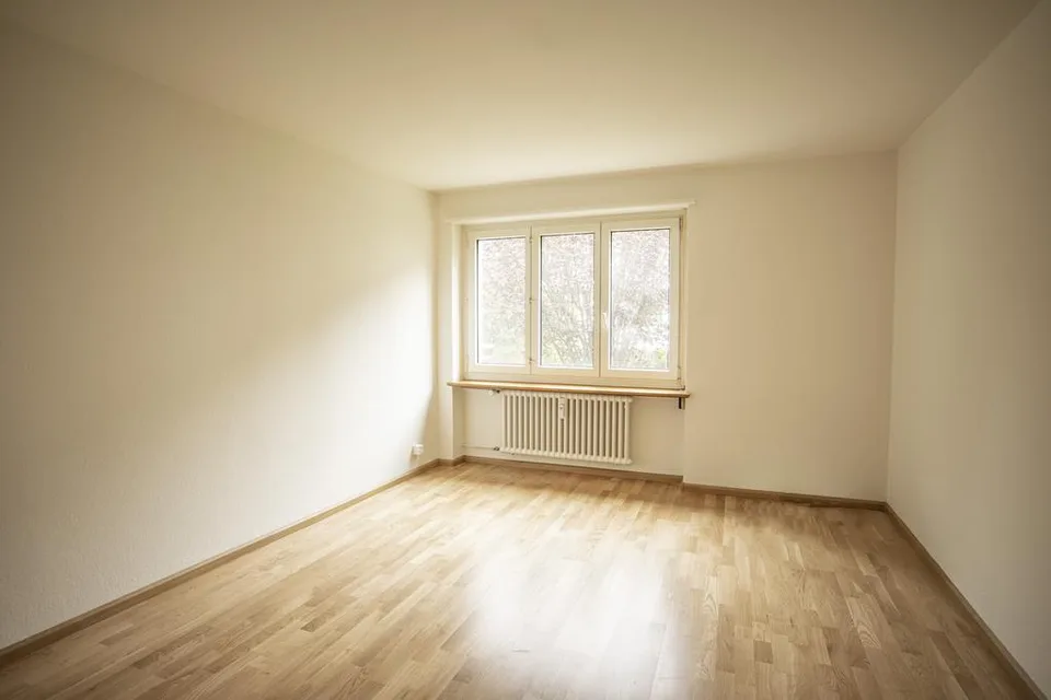 Appartamento luminoso con cucina e bagno rinnovati – foto 7 di 8