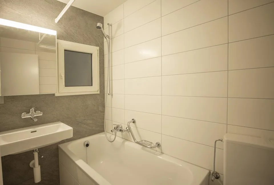 Appartamento luminoso con cucina e bagno rinnovati – foto 4 di 8