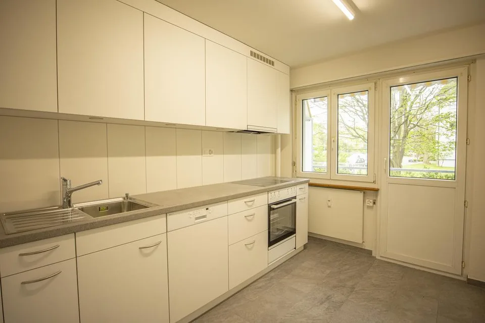 Appartamento luminoso con cucina e bagno rinnovati – foto 2 di 8