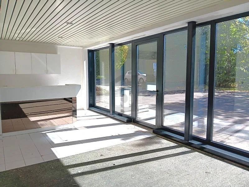 LOCAUX FONCTIONNELS, EMPLACEMENT STRATÉGIQUE – Foto 4 von 6
