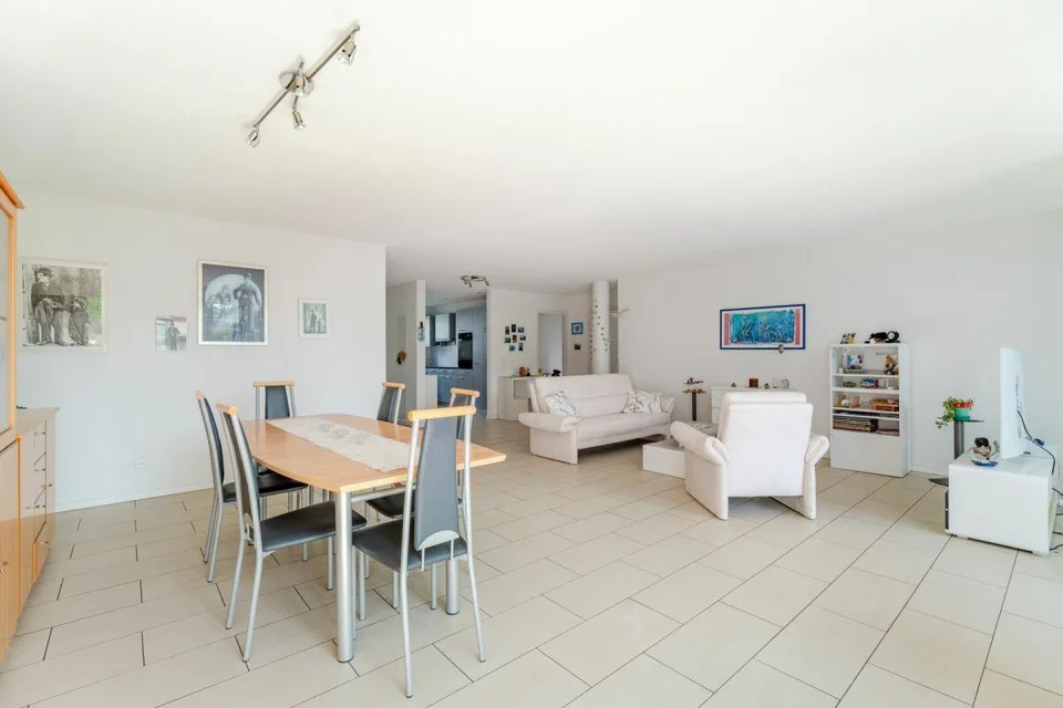 Grosszügige 3.5-Zimmer Wohnung mit Wintergarten in Stadtnähe – Foto 4 von 15
