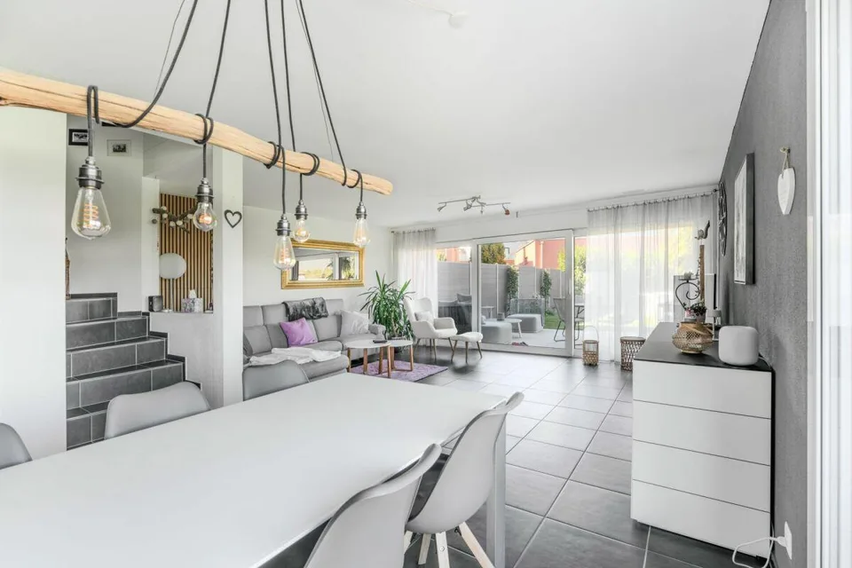 Modern - contemporary - well maintained – photo 3 of 15
