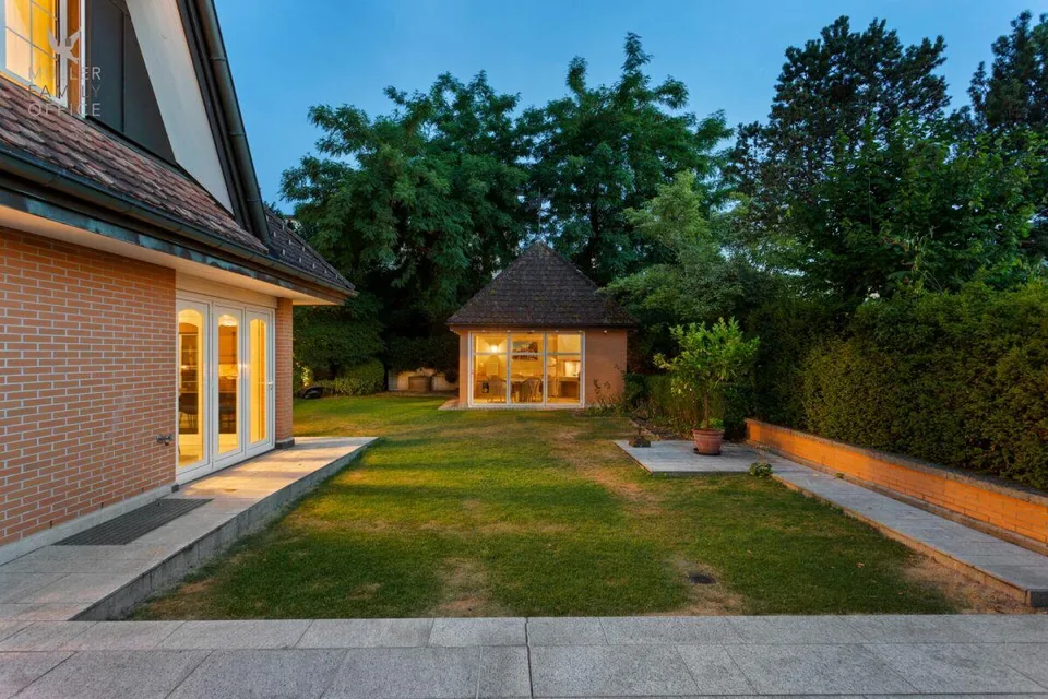 Traumhafte Landhausvilla mit Pool und idyllischer Gartenanlage – photo 9 of 13