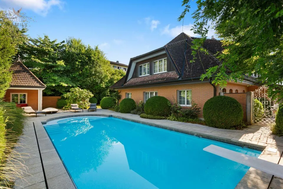 Traumhafte Landhausvilla mit Pool und idyllischer Gartenanlage – photo 3 of 13
