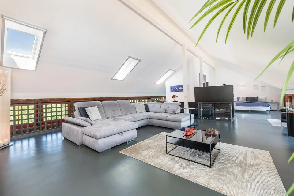 Loft de toit exclusif de 4,5 pièces sur 2 étages – vie tendance avec style – photo 3 sur 25