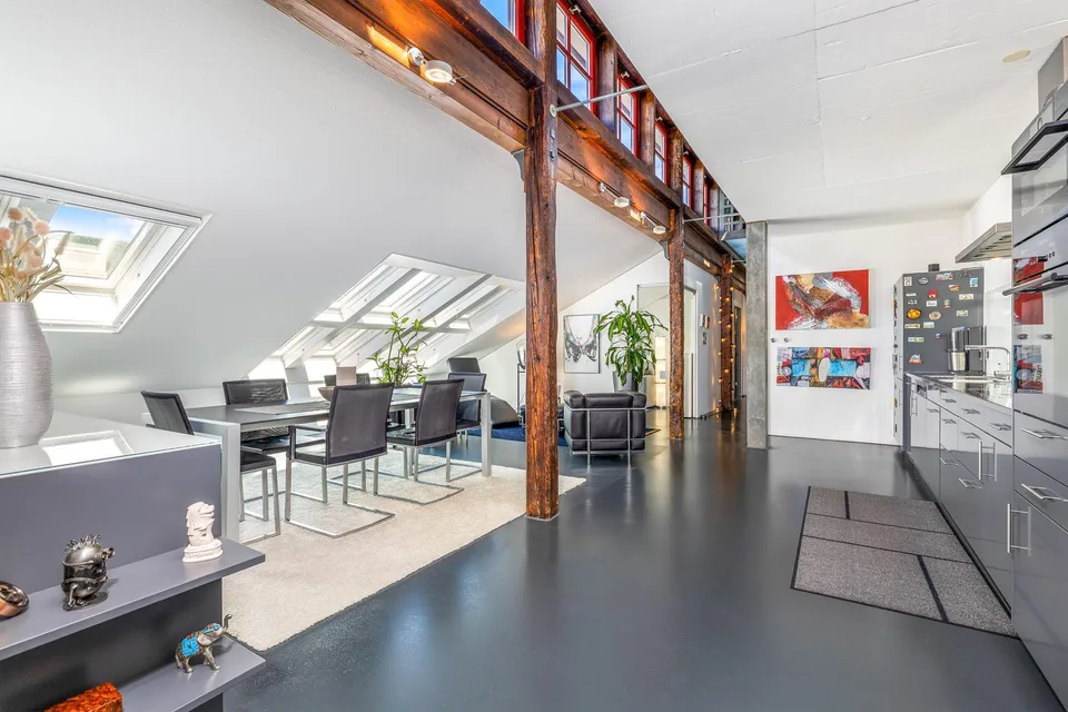 Loft de toit exclusif de 4,5 pièces sur 2 étages – vie tendance avec style – photo 4 sur 25