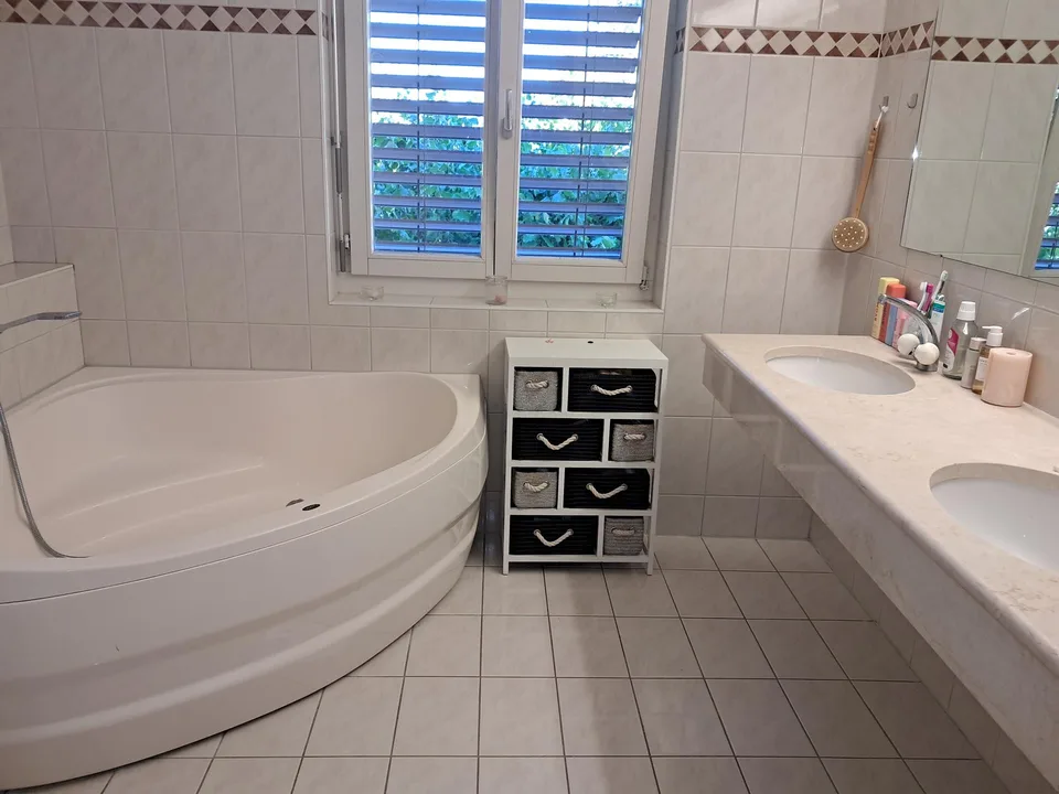 Schöne, helle 4.5 Zimmer Wohnung mit sonnigem Balkon – foto 4 di 5