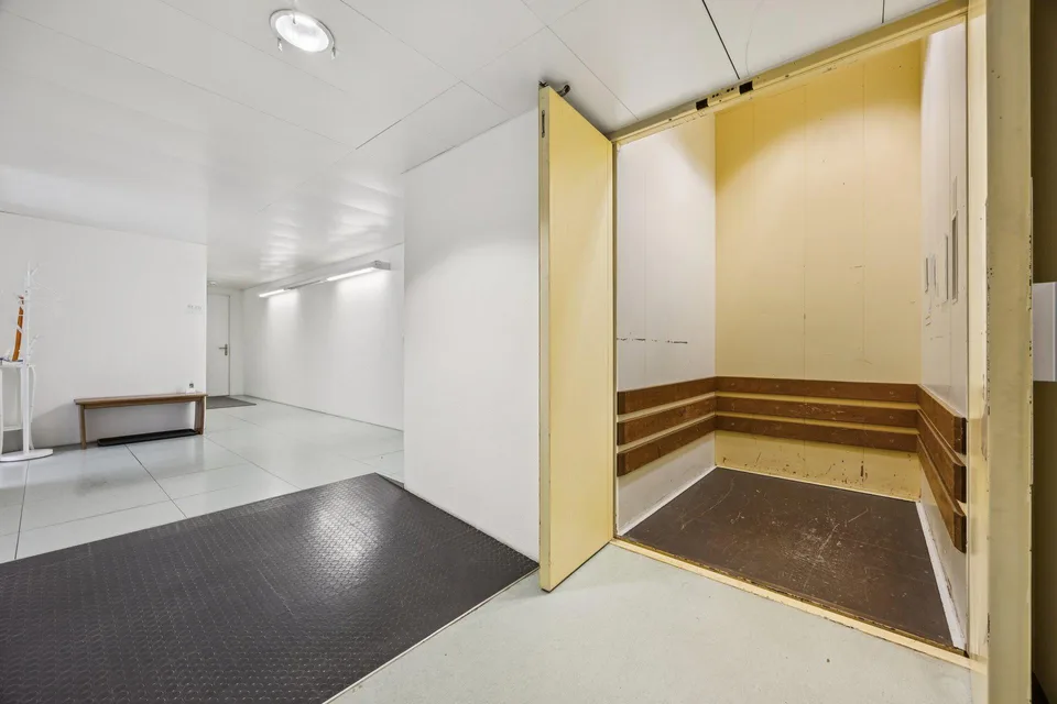 Helle und vielseitig nutzbare Büroräumlichkeit – Foto 8 von 8