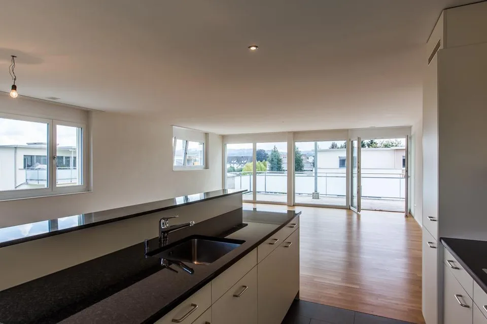 Appartamento luminoso 3.5 locali con balcone coperto – foto 4 di 13