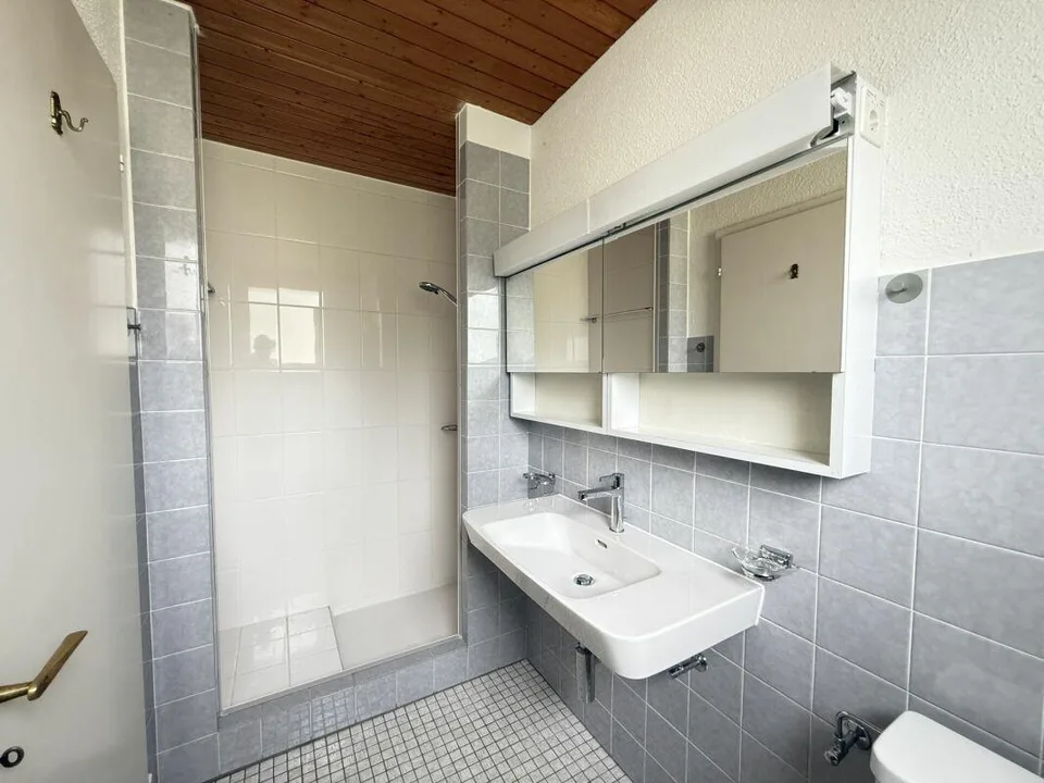 Tolle Attika-Wohnung mit grosser Terrasse und Weitsicht – Foto 7 von 13