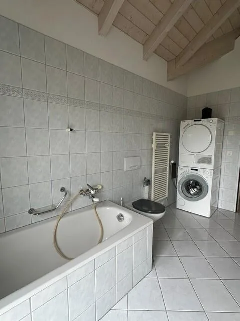 Grosszügige 3.5-Zimmer-Dachwohnung mit kleinem Büro/Abstellraum – Foto 10 von 11