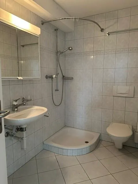 Grosszügige 3.5-Zimmer-Dachwohnung mit kleinem Büro/Abstellraum – Foto 11 von 11