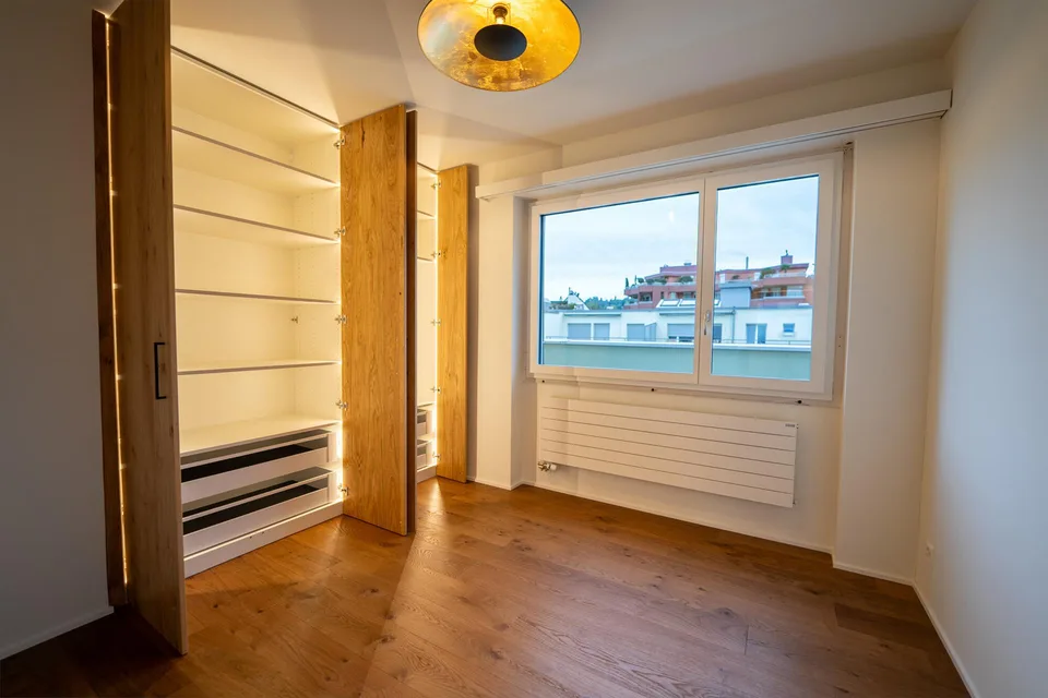 Appartement attique de 3,5 pièces rénové à neuf dans le quartier de Seeburg – photo 4 sur 6