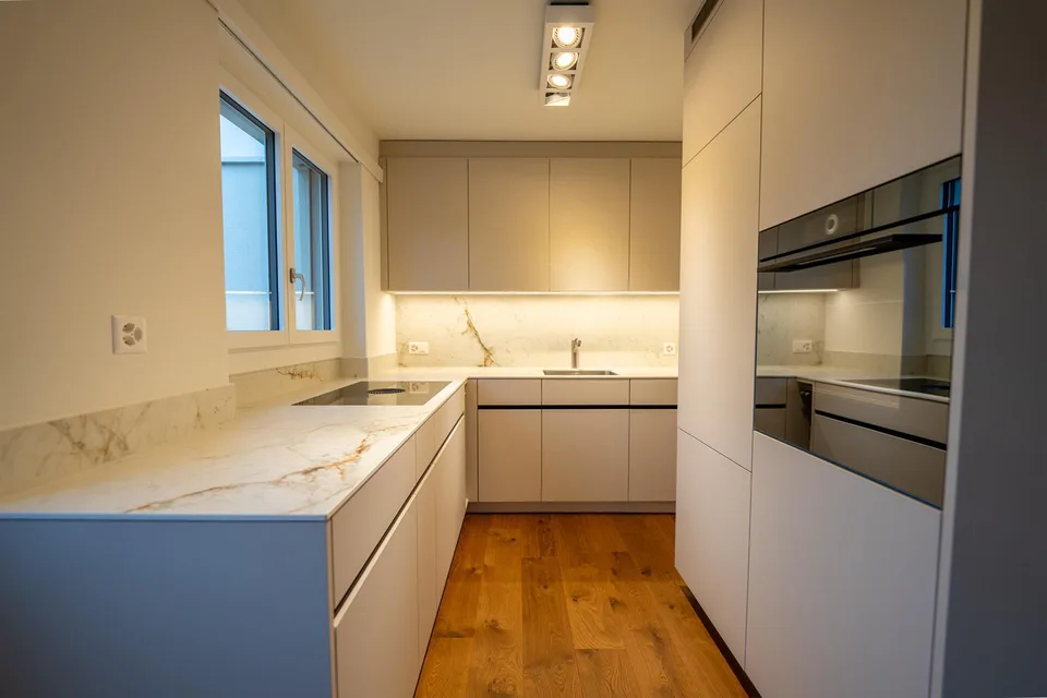 Appartement attique de 3,5 pièces rénové à neuf dans le quartier de Seeburg – photo 3 sur 6