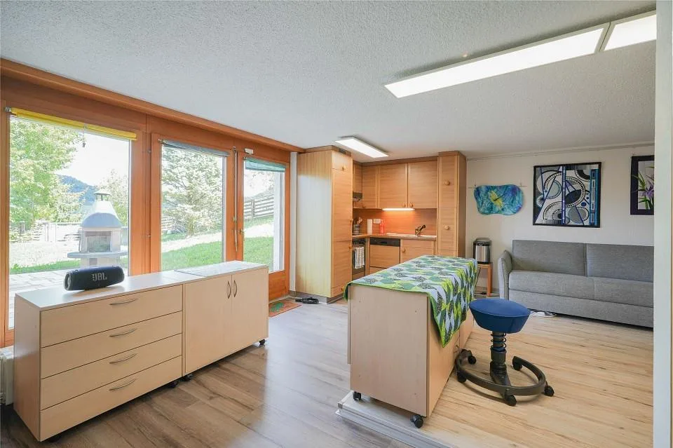 Ruhig wohnen am Bauzonenrand: 7.5 Zimmer-Wohnhaus mit 3 Garagen – photo 13 sur 13