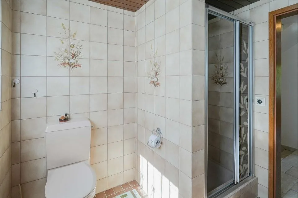 Ruhig wohnen am Bauzonenrand: 7.5 Zimmer-Wohnhaus mit 3 Garagen – photo 8 sur 13
