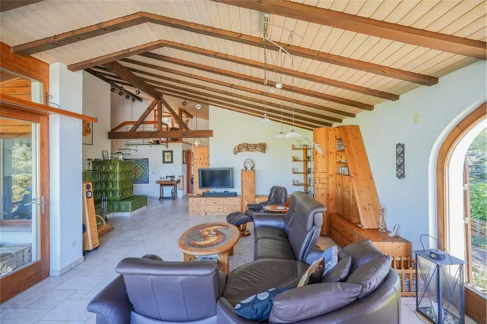 Ruhig wohnen am Bauzonenrand: 7.5 Zimmer-Wohnhaus mit 3 Garagen – photo 4 sur 13