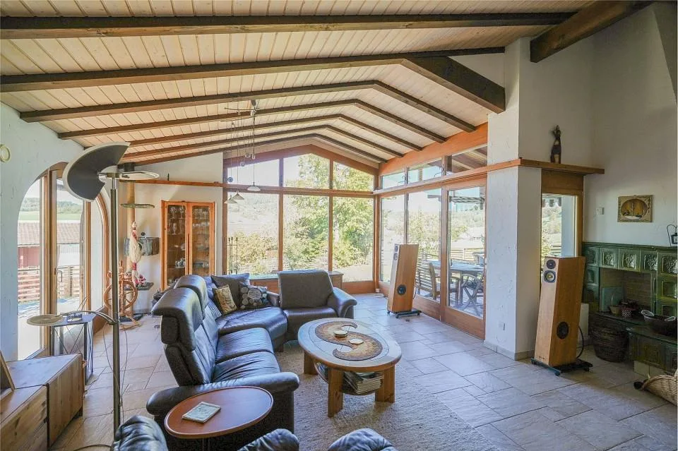 Ruhig wohnen am Bauzonenrand: 7.5 Zimmer-Wohnhaus mit 3 Garagen – photo 3 sur 13