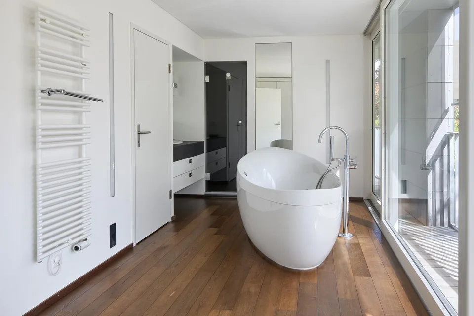 Moderne Doppelhaushälfte mit Seesicht, Dachterrasse und eigenem Garten – Foto 11 von 13