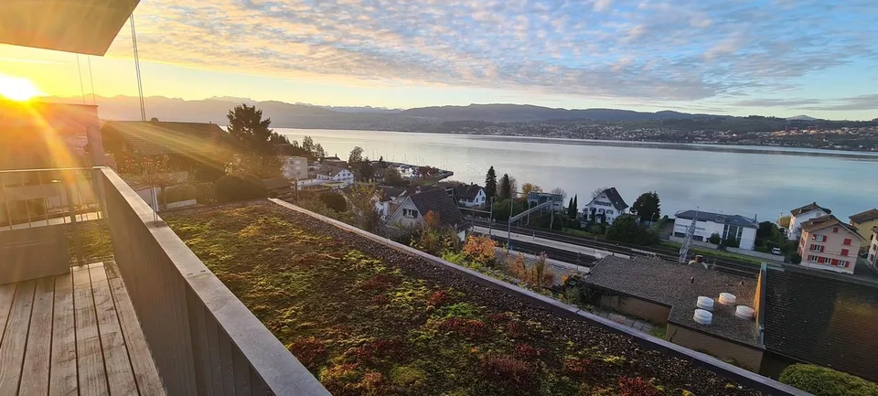 Moderne Doppelhaushälfte mit Seesicht, Dachterrasse und eigenem Garten – Foto 2 von 13