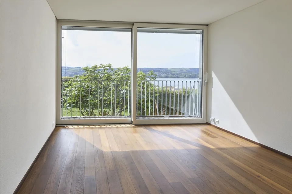 Moderne Doppelhaushälfte mit Seesicht, Dachterrasse und eigenem Garten – Foto 8 von 13