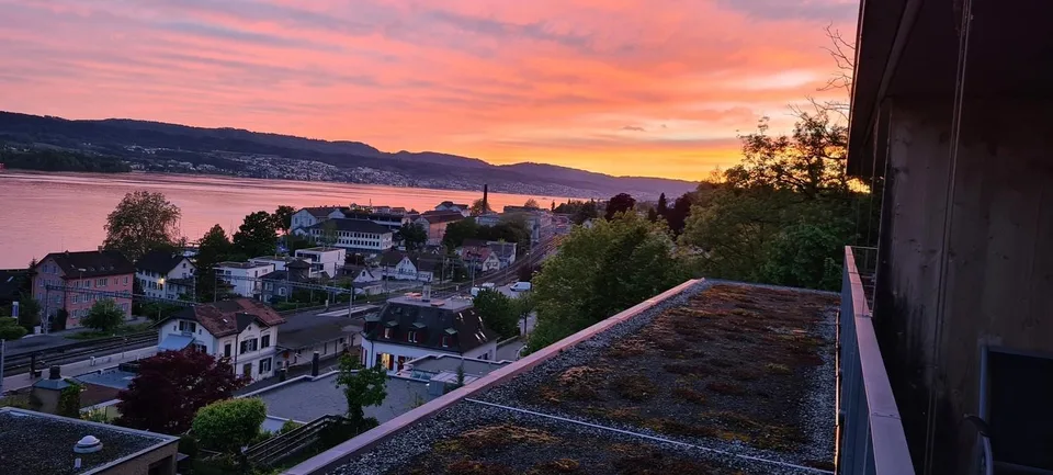 Moderne Doppelhaushälfte mit Seesicht, Dachterrasse und eigenem Garten – Foto 4 von 13