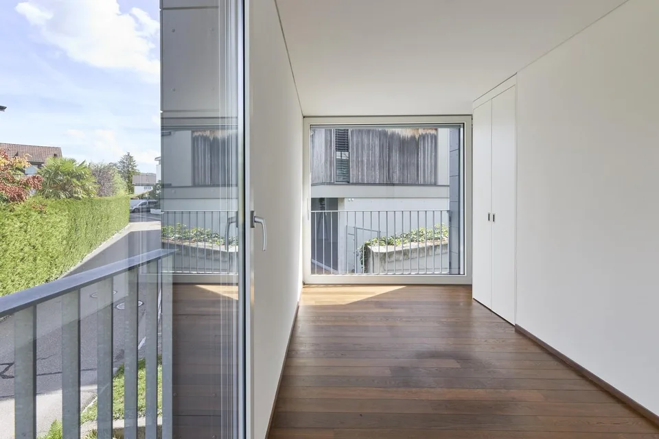 Moderne Doppelhaushälfte mit Seesicht, Dachterrasse und eigenem Garten – Foto 9 von 13