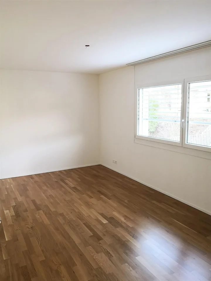 Schöne 4.5 Zimmerwohnung in Flurlingen zu vermieten in der Nähe des Rheins – Foto 4 von 10