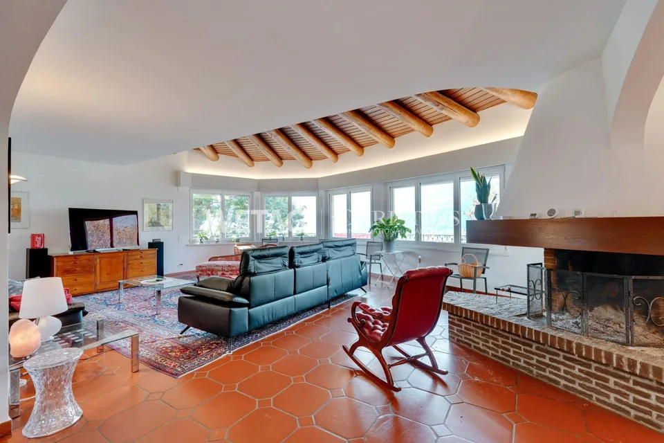 Elegante Villa zum Verkauf in Lugano-Vezia mit Innenpool & Grottino, 2022 vollständig renoviert ? Zweitwohnsitz möglich – Foto 2 von 13