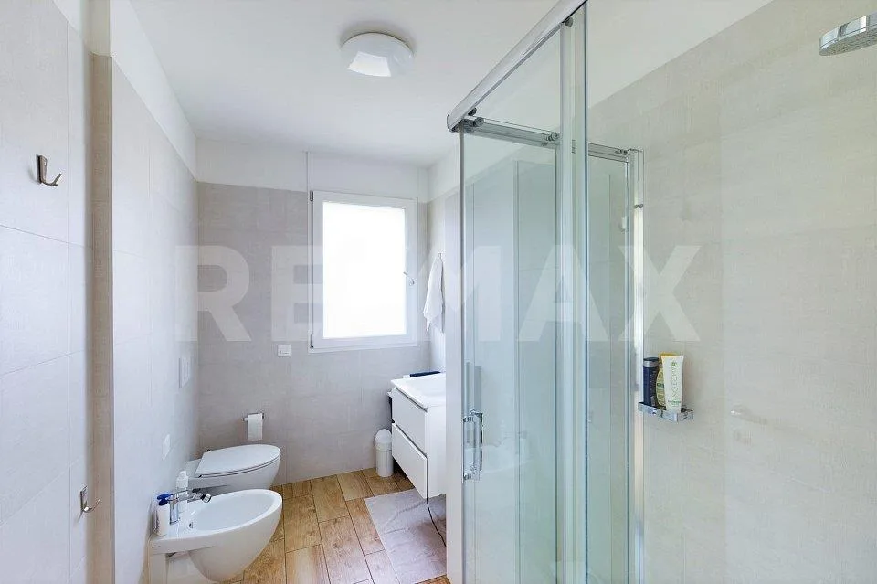 Modernes 2,5-Zimmer-Apartment mit Balkon und Panoramablick – Foto 10 von 11