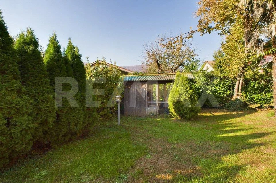 Villa mit großem Garten, Parkplätzen und Garage – Foto 12 von 12