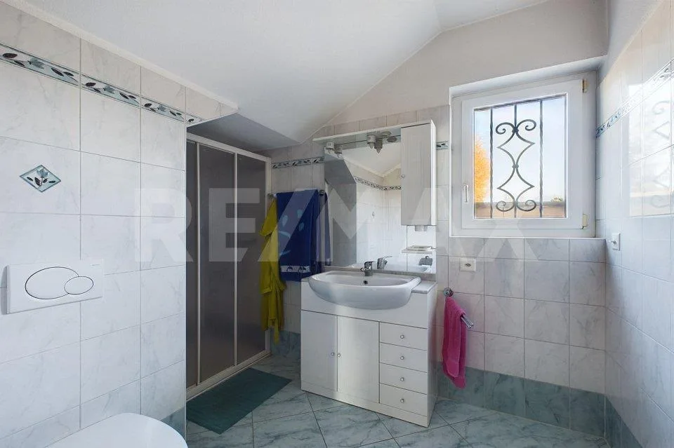 Villa mit großem Garten, Parkplätzen und Garage – Foto 6 von 12
