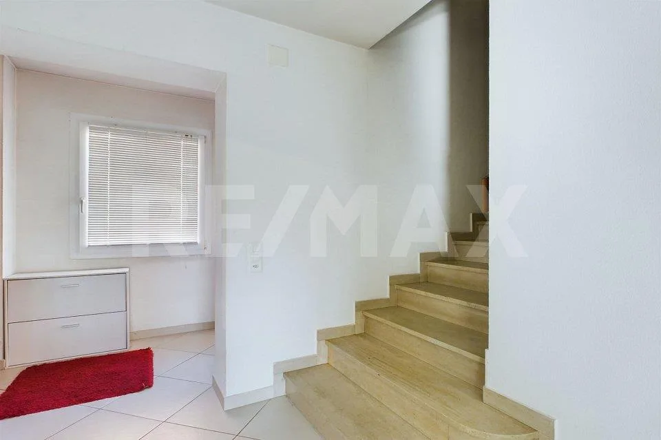 Villa mit großem Garten, Parkplätzen und Garage – Foto 8 von 12