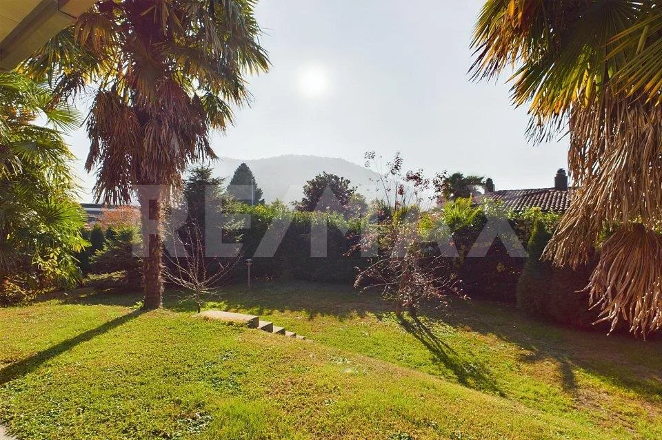 Villa mit großem Garten, Parkplätzen und Garage – Foto 11 von 12