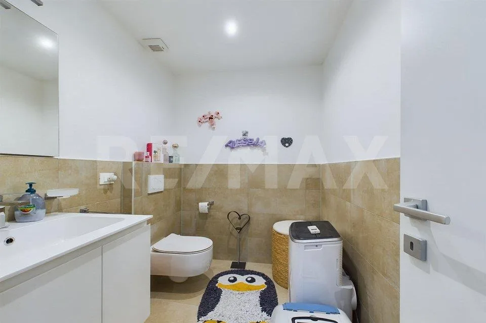 Geräumige 4-Zimmer-Wohnung in einer Residenz mit Innenhof und Garten – Foto 7 von 10